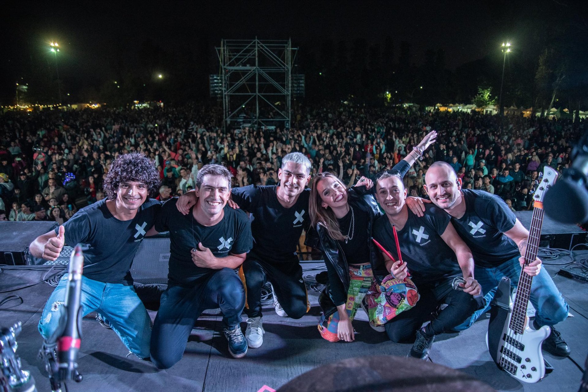 Tachame La Doble en el escenario, con el público detrás