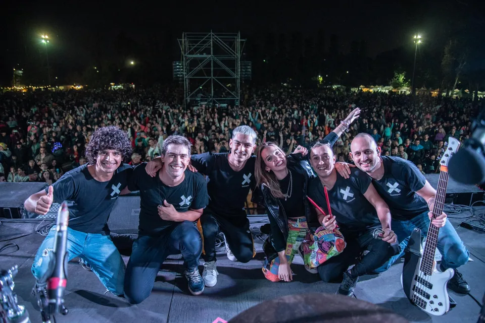 Los integrantes de Tachame La Doble en el escenario