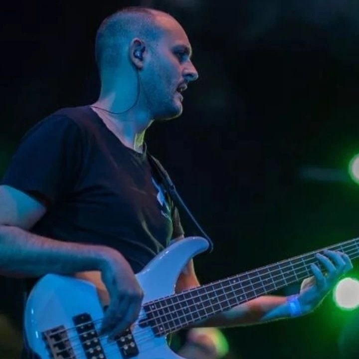 Nicolás Cid toca el bajo en un show de Tachame La Doble