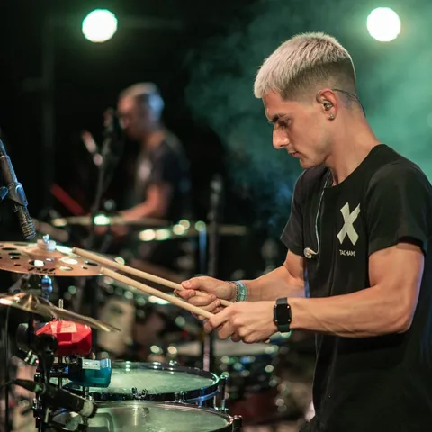 Nicolás Nievas toca el timbal en un show de Tachame La Doble