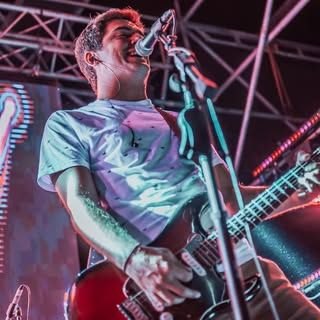 Santiago Oreda canta y toca la guitarra en un show de Tachame La Doble
