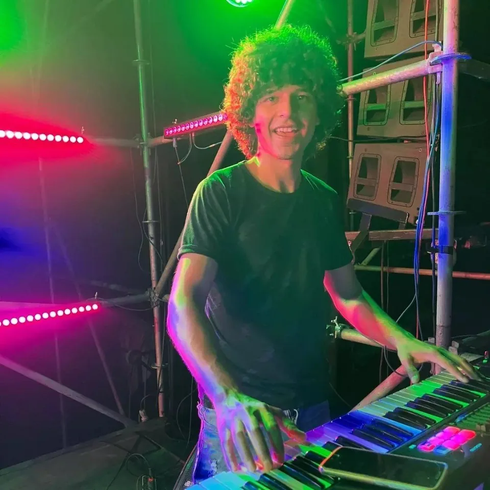 Walter Moreno toca los teclados en un show de Tachame La Doble