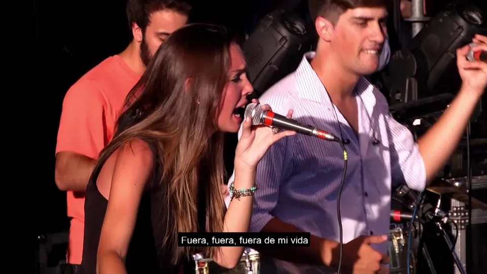 Sophia Laura y Santiago Oreda cantando en vivo